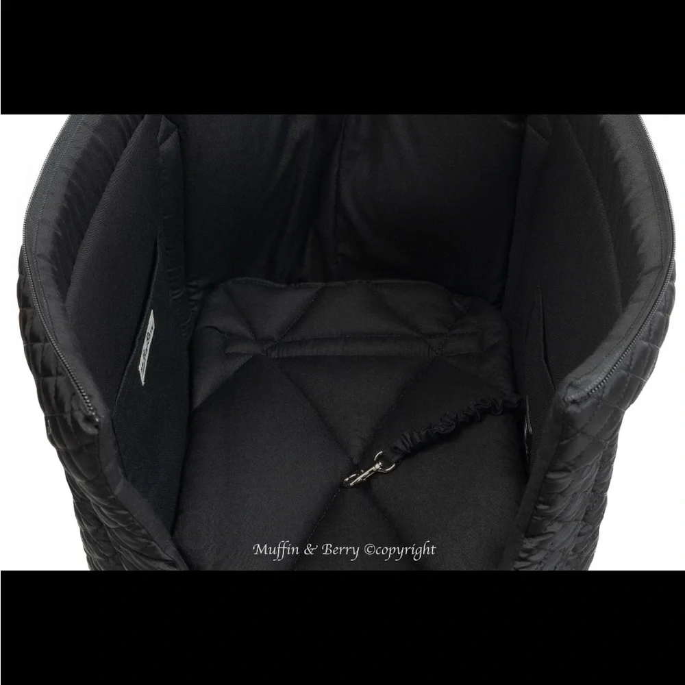 ROCCO pet carrier with adjustable length shoulder straps